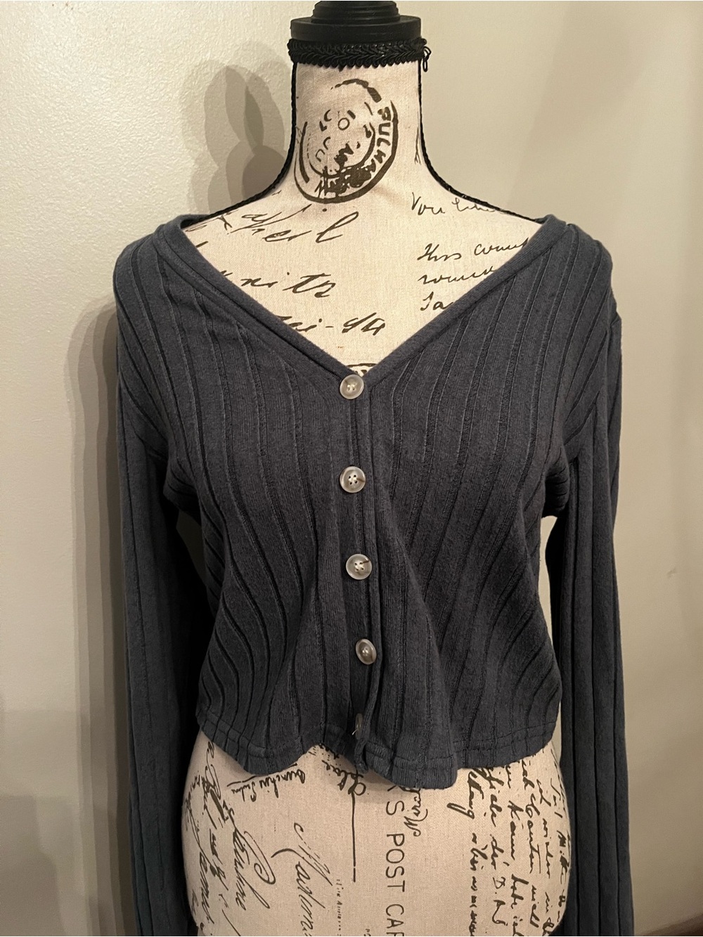 Women's Charcoal Ribbed Button-Front Cropped Cardigan